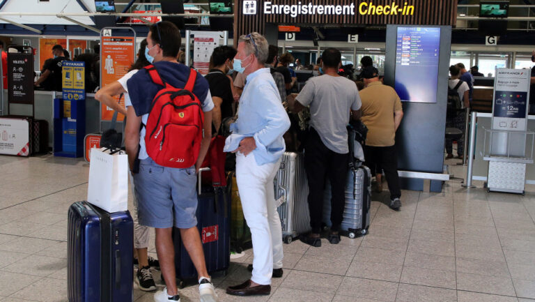 Κορωνοϊός- ΕΕ: Έρχονται οι «σκούρες κόκκινες» ζώνες- Τί θα ισχύει για τα ταξίδια σε αυτές
