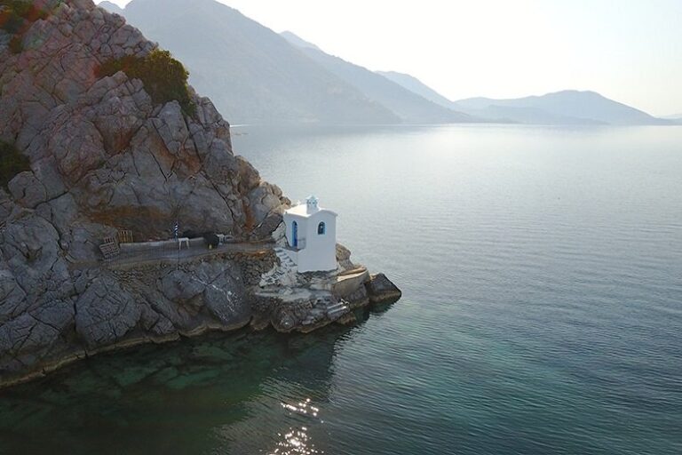 Το γραφικό εκκλησάκι που φτιάχτηκε με «κρασί και χώμα» – News.gr