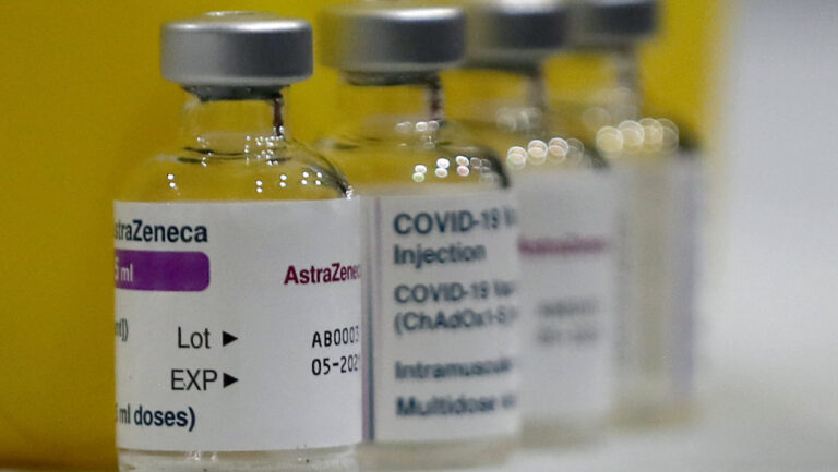 Στα…αζήτητα τα εμβόλια της AstraZeneca- Εκκλήσεις να χορηγηθούν σε νεότερες ηλικίες