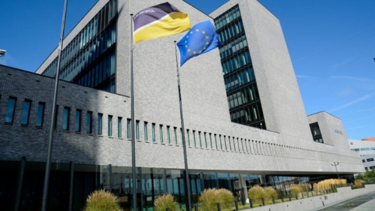 Europol: Συνελήφθησαν 10 χάκερς-Κατηγορία ότι έκλεψαν 100 εκατ. δολάρια από διάσημους