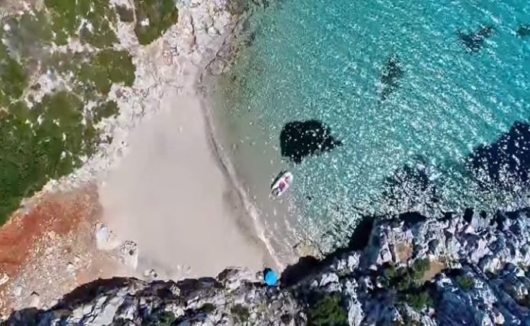 Το άγνωστο ελληνικό νησί που μοιάζει με κροκόδειλο – News.gr