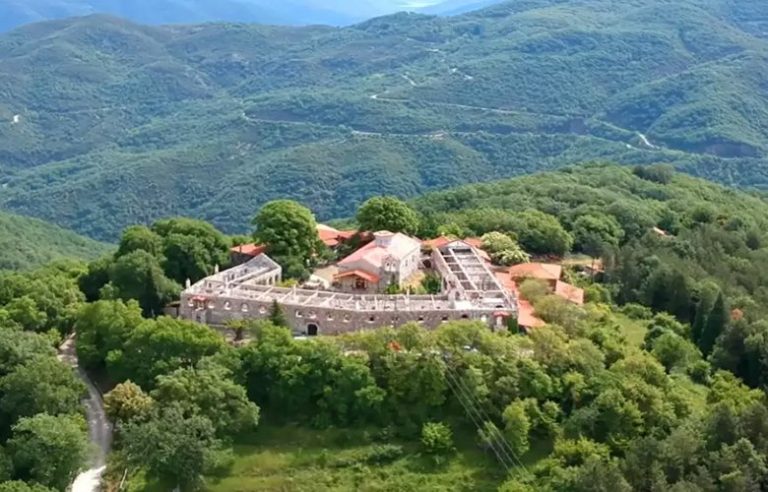 Ποια είναι η λεγόμενη «Αγία Λαύρα της Ρούμελης» ή αλλιώς το πληγωμένο μοναστήρι