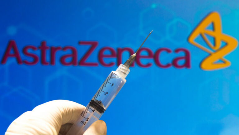 Νέο φίασκο με AstraZeneca: Θα παραδώσει λιγότερες από μισές δόσεις εμβολίων