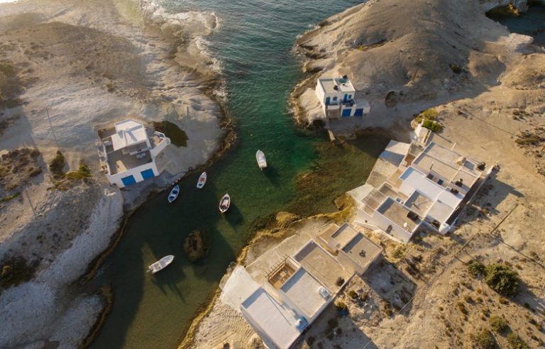 Ο ελληνικός οικισμός που μοιάζει χτισμένος μέσα στα βράχια – News.gr