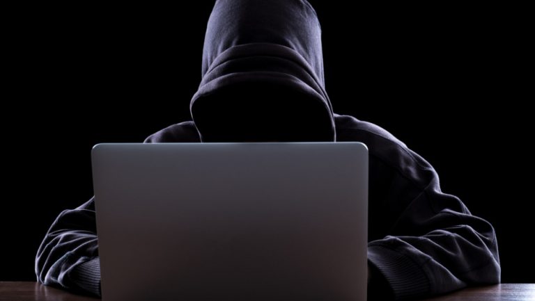 Ιταλία: Συνελήφθησαν 3 νεαροί χάκερ «σαμποτάριζαν» διαδικτυακά μαθήματα για να..γελάσουν