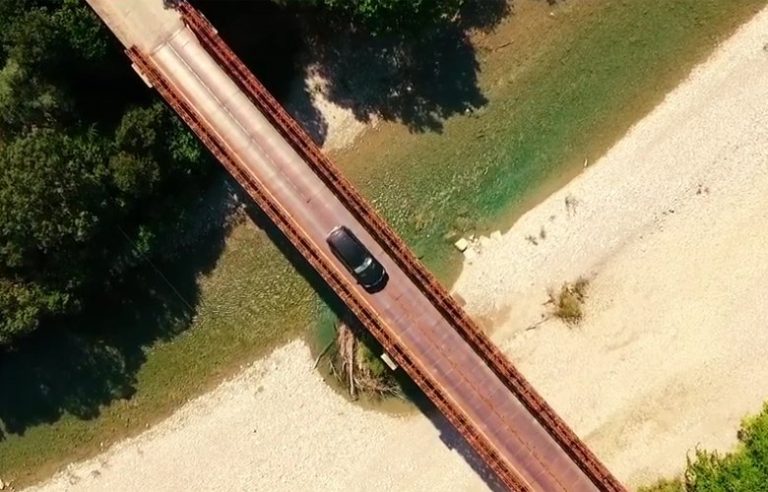 Η γέφυρα τύπου Μπέλεϋ που ενώνει τις δύο όχθες του… Φίδαρη – News.gr
