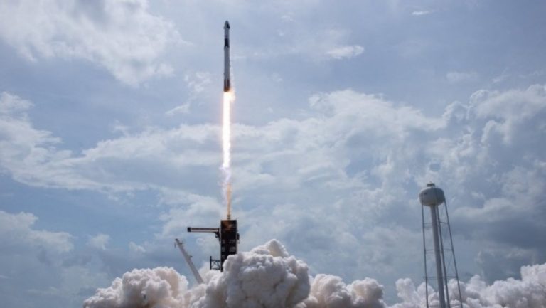 Το σκάφος της SpaceX ξεκίνησε το ταξίδι του προς τον Διεθνή Διαστημικό Σταθμό