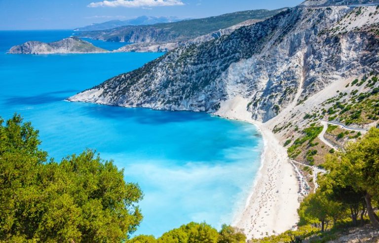 Το διαμάντι με τα κρυστάλλινα νερά που μαγεύει τους λουόμενους – News.gr