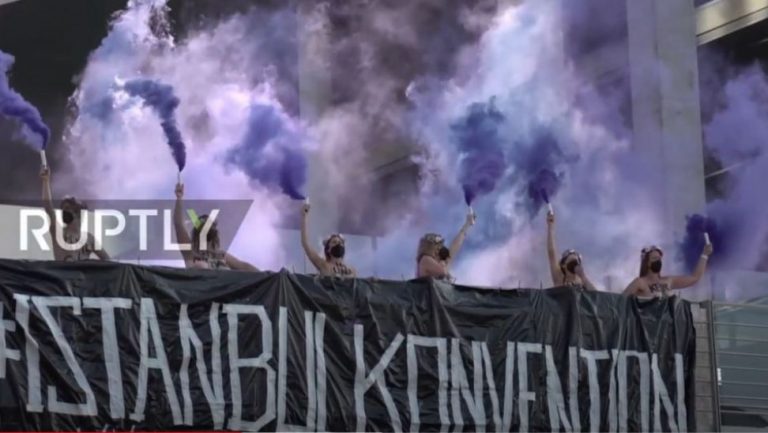 Ο Ερντογάν στο στόχαστρο των FEMEN – Η γυμνόστηθη διαμαρτυρία στο Βερολίνο (vid)