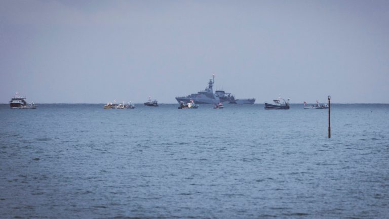 Διατηρείται η ένταση στη Μάγχη – Πολεμικά πλοία και από τη Γαλλία