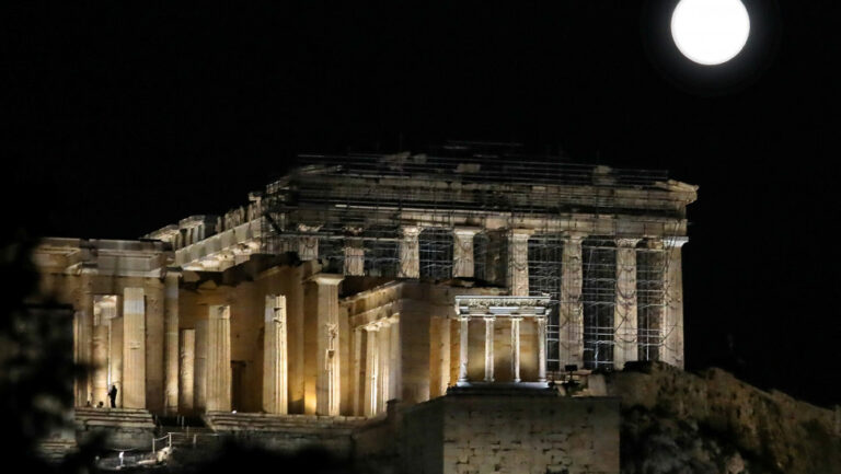 Βακτήρια: Το «μυστικό όπλο» για τη συντήρηση αρχαίων μνημείων όπως ο Παρθενώνας
