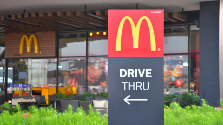 Ρωσία: Άνοιξαν πρώτα McDonald’s που εξυπηρετούν αυτοκίνητα με δεξί, αριστερό τιμόνι