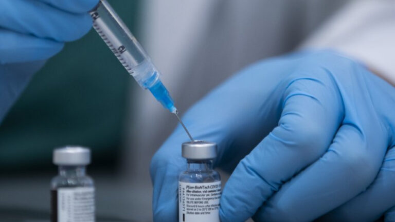 Βρετανία-Μελέτη: Η μετάλλαξη Δ’ εξαπλώνεται μεταξύ εμβολιασμένων -Αναγκαία 3η δόση εμβολίου