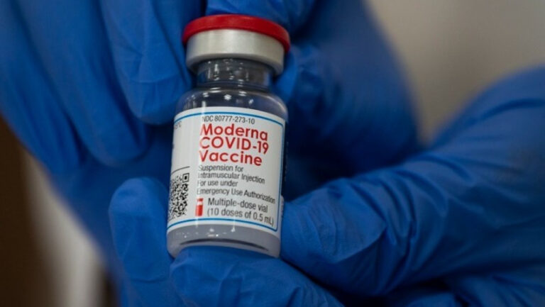 FDA: Χρειάζεται περισσότερο χρόνο για να αξιολογήσει το Moderna για χρήση σε εφήβους
