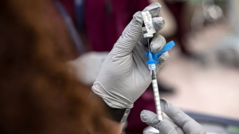 Πόσο μείωσε η Δέλτα την αποτελεσματικότητα των εμβολίων ως προς τη μετάδοση