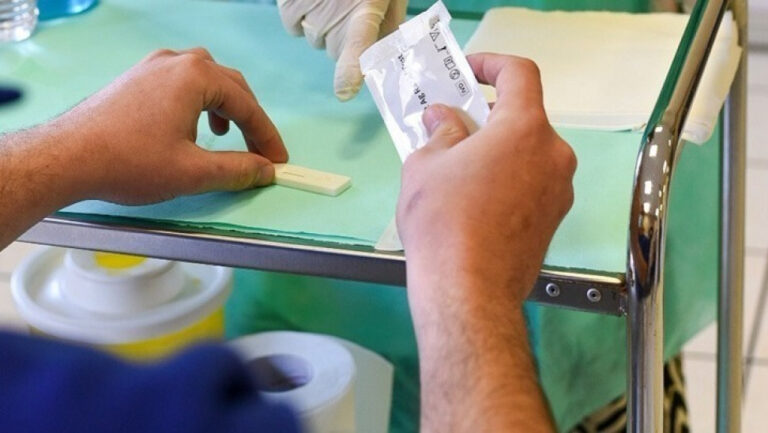 Ξεκινά από τη Δευτέρα 6 Δεκέμβρη η δωρεάν διάθεση self test- Πώς θα προμηθεύονται