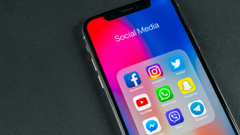 Απειλεί να αποσύρει Facebook και Instagram από την Ευρώπη