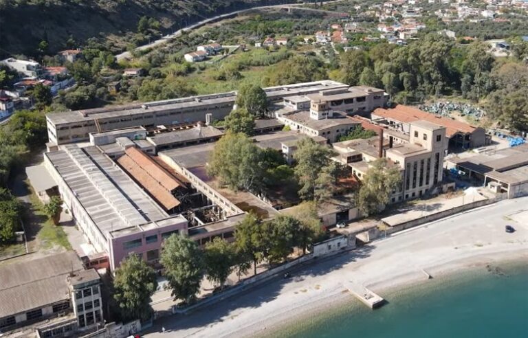 Το εργοστάσιο – φάντασμα που βρίσκεται δίπλα στο κύμα και η άγνωστη ιστορία του