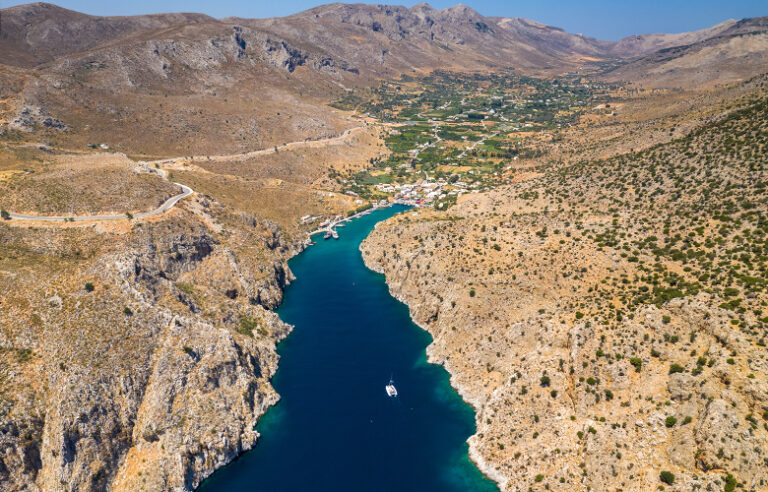 Το «φιόρδ» της Ελλάδας που καταλήγει σε ένα γραφικό λιμάνι – News.gr