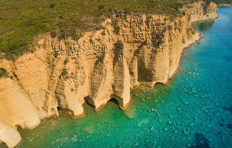 Θεσπέσια θέα από τις «Νορμαδικές» ακτές της Ελλάδας – Πώς θα τις επισκεφτείτε