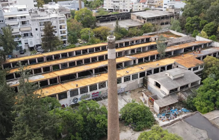 Το εγκαταλελειμμένο εργοστάσιο της Αττικής που κάποτε έβγαζε τον «χρυσό» των υφασμάτων