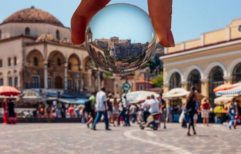 Οι θησαυροί και τα μυστικά της οδός Ηφαίστου στην πιο ιδιαίτερη περιοχή της Αθήνας