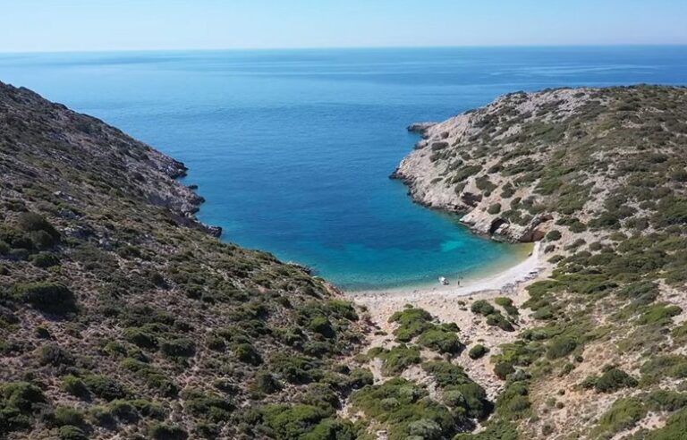 Η παραλία του Αιγαίου με το κρυφό παρατηρητήριο για τους πειρατές – News.gr