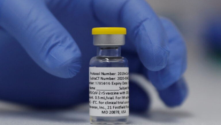 ΗΠΑ: O FDA ενέκρινε τέταρτη δόση εμβολίου για όλους άνω των 50 ετών