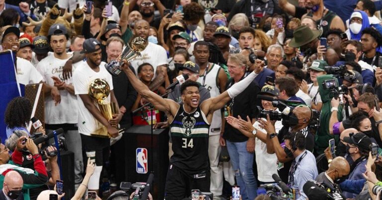 Το CBS Sports ψηφίζει «δαγκωτό» Γιάννη για κορυφαίο της σεζόν 2022-23