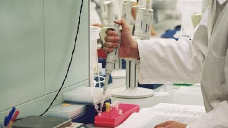 Συνεργασία Moderna και Merck για την ανάπτυξη εμβολίου mRNA κατά του μελανώματος