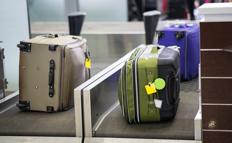 Πώς ένας πονηρός επιβάτης ξεγέλασε το check-in για να μην χρεωθεί τα έξτρα κιλά στη βαλίτσα