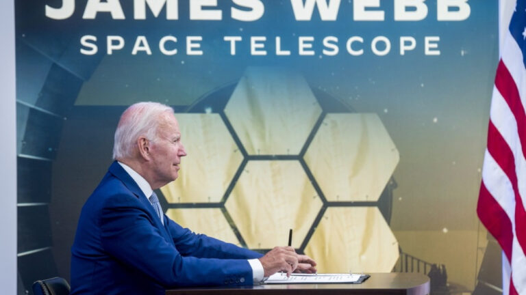 Το διαστημικό τηλεσκόπιο James Webb απαθανάτισε μία κοσμική κλεψύδρα γύρω από ένα άστρο