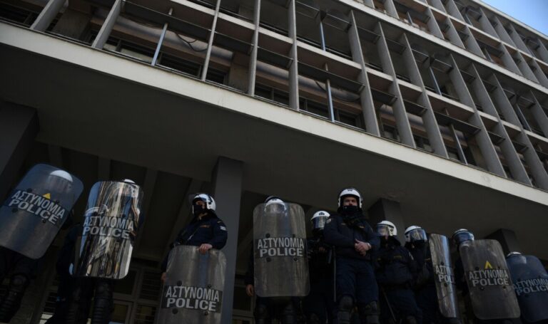 Στον εισαγγελέα οι 8 συλληφθέντες για τα χθεσινά επεισόδια