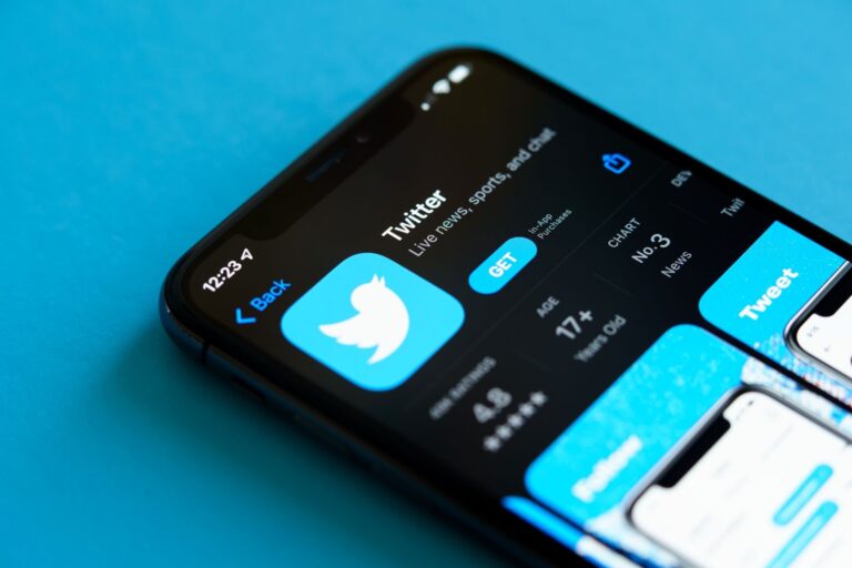 Η Apple απειλεί με έξωση το Twitter από το App Store καταγγέλλει ο Ελον Μασκ