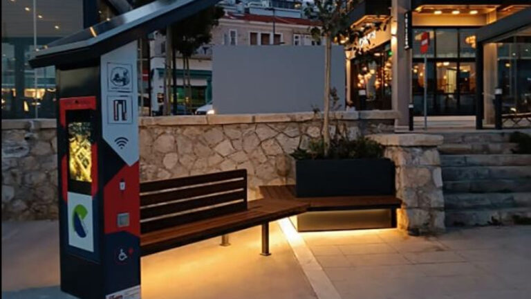 «Εξυπνα» παγκάκια με παροχές για την υποστήριξη ΑμεΑ στον Πειραιά