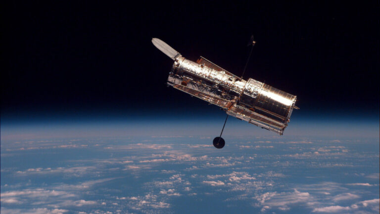Το Hubble της NASA αποκαλύπτει κοσμικές παραμορφώσεις