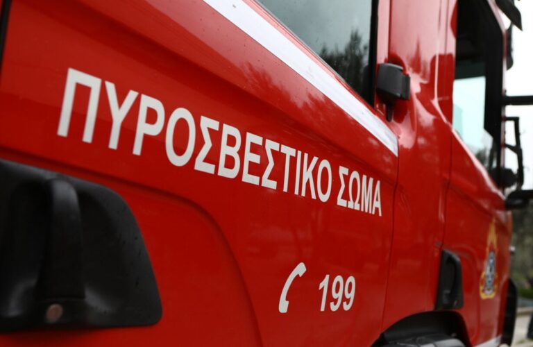 Σε εξέλιξη πυρκαγιές στις περιοχές Κυπαρίσσι και Βελά