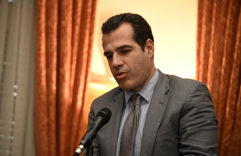 Επίθεση στον Θ. Πλεύρη με γιαούρτια στα Πετράλωνα