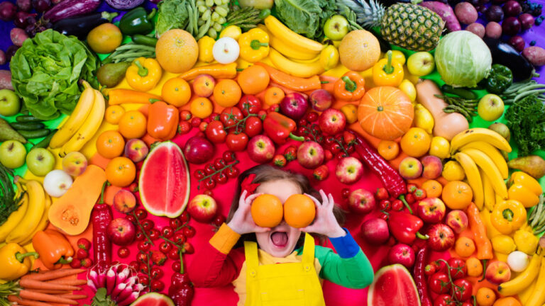 The Rainbow Diet: Τα οφέλη για την υγεία από κάθε χρώμα φρούτων και λαχανικών