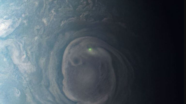 NASA: Το Juno κατέγραψε κεραυνούς στον Δία – Τι κοινό έχουν με αυτούς της Γης