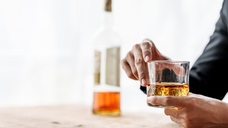 Η τακτική κατανάλωση αλκοόλ μπορεί να αυξήσει την αρτηριακή πίεση ακόμα και σε ενήλικες χωρίς υπέρταση σύμφωνα με έρευνα