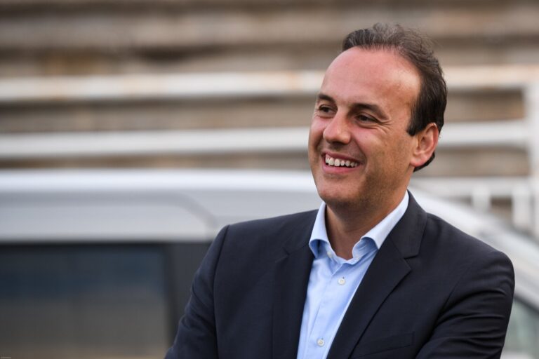 Στο «κάδρο» και ο δήμαρχος Γλυφάδας, Γ. Παπανικολάου 