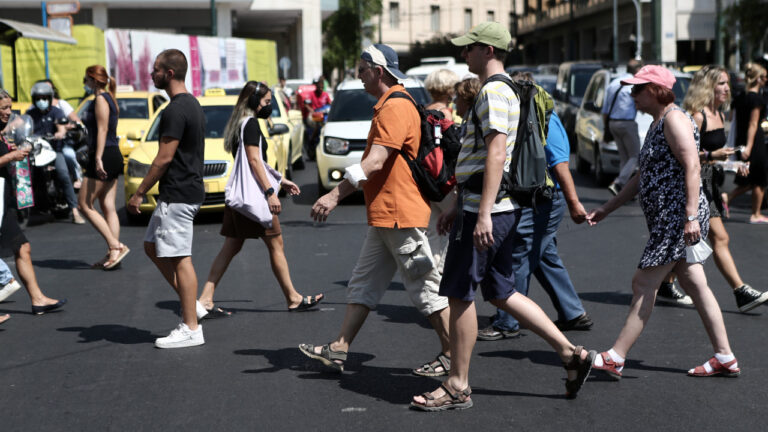 ΕΟΔΥ: 17 θάνατοι και 27 διασωληνωμένοι από κορωνοϊό