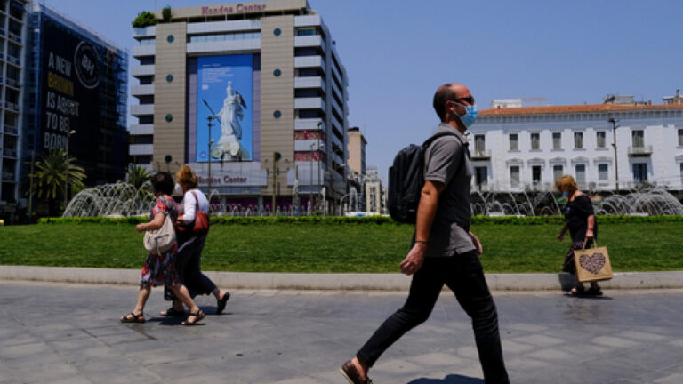 Kορωνοϊός: Αυξημένα κρούσματα και περισσότερες εισαγωγές