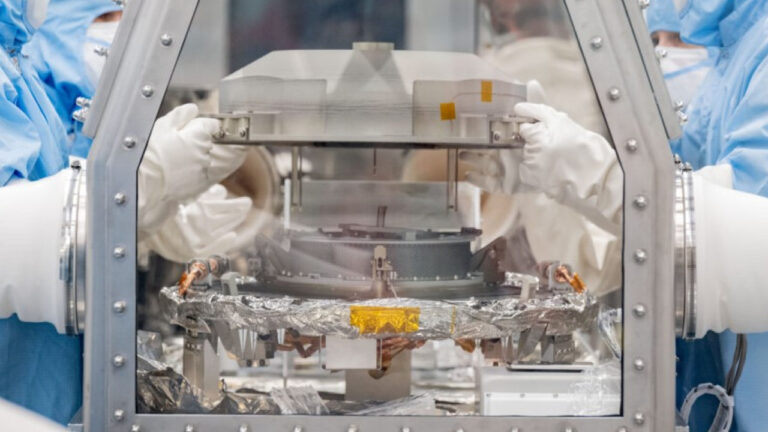 NASA: «Μυστηριώδης» μαύρη σκόνη βρέθηκε μέσα στην κάψουλα από τον Bennu
