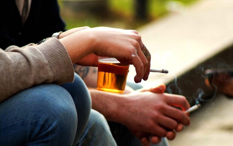 Έλλειψη χρημάτων στα ταμεία, επιστροφή στο κάπνισμα