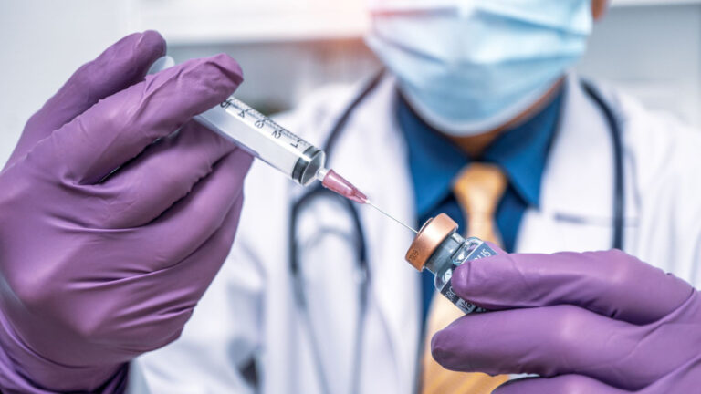 Βρετανία: Εξελίξεις στη μάχη κατά του καρκίνου του πνεύμονα – Το εμβόλιο και το νέο τεστ αίματος