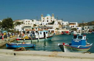 Το νησί χωρίς οργανωμένες ξαπλώστρες, που προβάλλεται από τη «Sun» και το «Vanity Fair» – News.gr