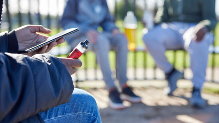 ΠΟΥ: Αλκοόλ και ηλεκτρονικό τσιγάρο στις «προτιμήσεις» των παιδιών στην εφηβεία