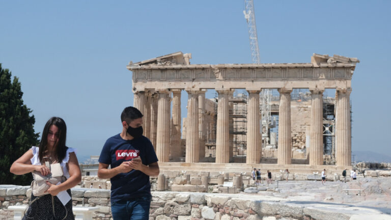 ΕΟΔΥ: 18 θάνατοι από κορωνοϊό, 7 διασωληνωμένοι και 487 εισαγωγές
